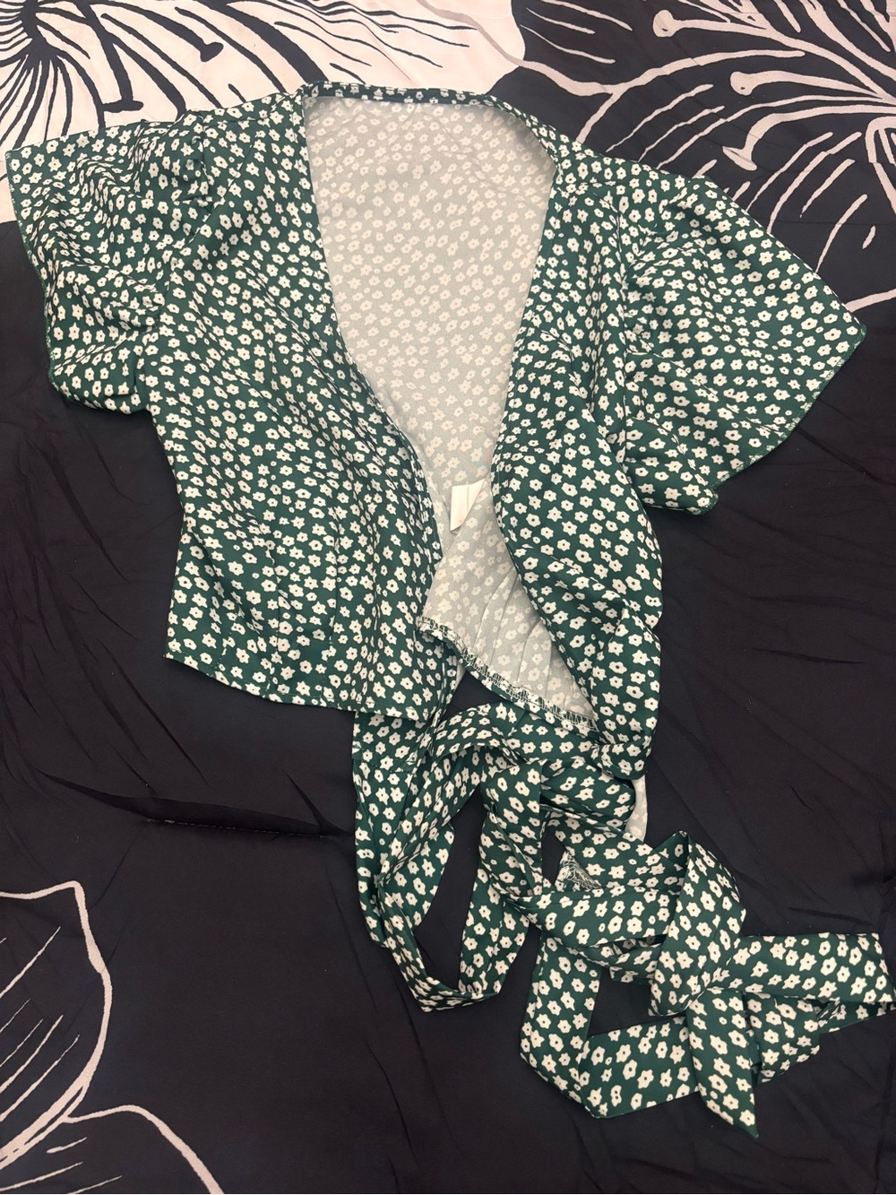 SHEIN Green Ditsy Floral Tie-Front Crop Top